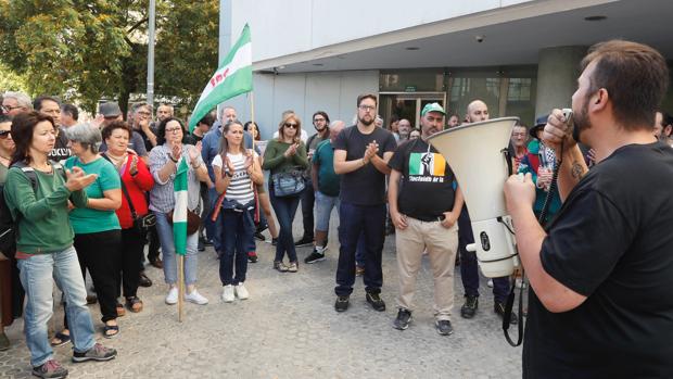 Manifestación de apoyo a los sindicalistas del SAT antes del inicio del juicio