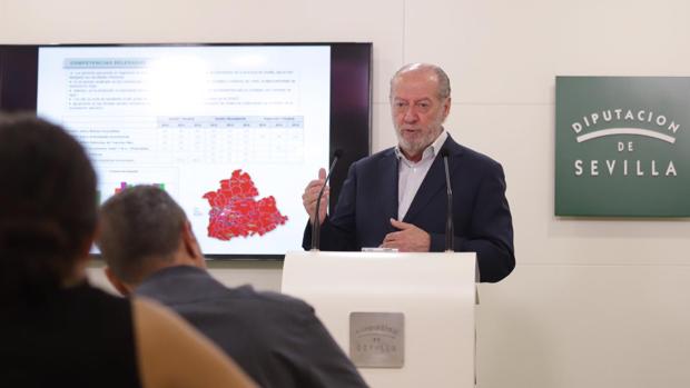 Un momento de la rueda de prensa del presidente de la Diputación sobre el balance del Opaef