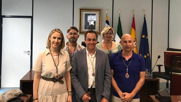 El alcalde Antonio Suárez junto a sus cuatro concejales socialistas electos