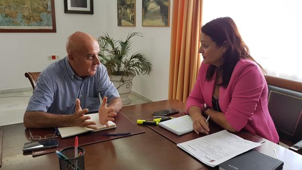 El gerente del Consorcio de Transporte Metropolitano con la alcaldesa de Espartinas
