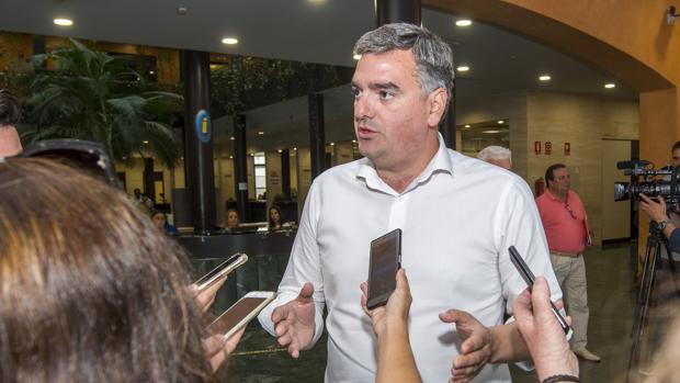 Manuel Varela atiende a los medios de comunicación