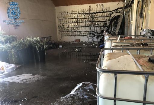 Interior de una nave con múltiples transformadores