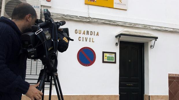 Entrada del cuartel de la Guardia Civil de Isla Mayor donde estaba destinado el sargento Cáceres