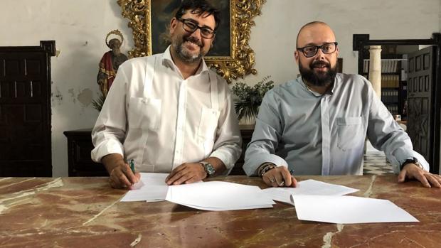 El alcalde de Utrera firmando uno de los convenios con el párroco de Santiago el Mayor