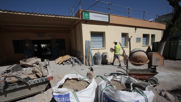 Este verano, la Junta ha puesto en marcha cincuenta obras en colegios e institutos de la provincia de Sevilla