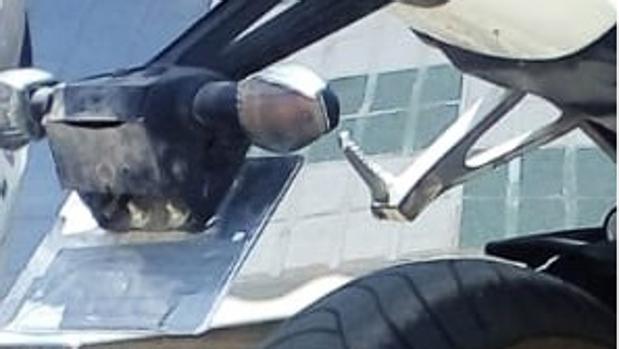 Sistema de ocultación de la matrícula en una motocicleta