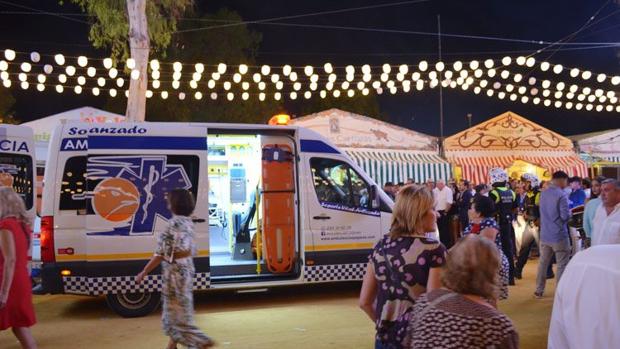 Los efectivos sanitarios atendieron en el recinto ferial de Utrera al hombre que sufrió la dolencia