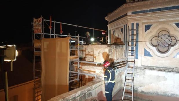 Los bomberos tuvieron que intervenir para evitar que se desplomase el andamio de la iglesia