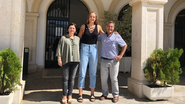 Marta García junto a la alcaldesa de Marchena, María del Mar Romero, y al concejal de Deportes, José María Estepa