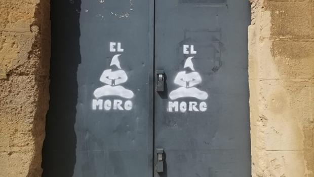 Las pintadas han aparecido en uno de los accesos al conjunto fortificado y un monolito