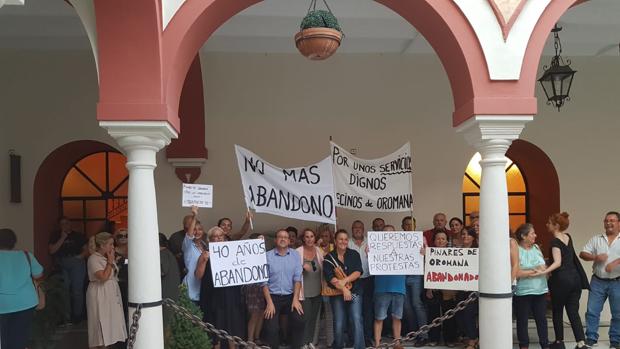 Los vecinos de este barrio siguieron hasta el final del pleno desde fuera de la sala