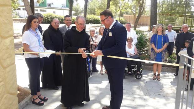 Cortaron la cinta Fray Juan Manuel López y el teniente de alcalde, Enrique Pavón