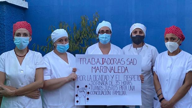 Las cinco trabajadoras de ayuda a domicilio de Marinaleda durante su protesta