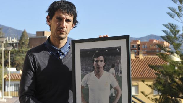 Roberto Gómez posa para ABC con una foto de su padre