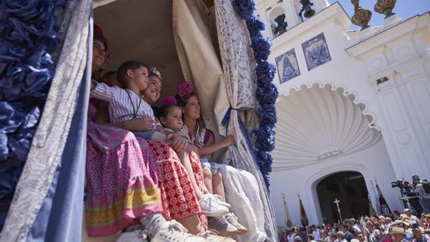 Los peregrinos sonríen a su paso por la puerta mayor del Santuario