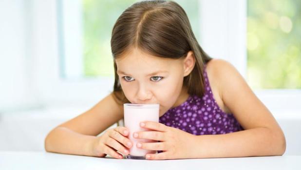 Los pediatras recomiendan que los bebés y niños solo beban, según la etapa, leche materna o de fórmula, agua y leche de vaca