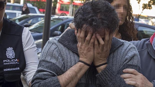El acusado se tapa el rostro mientras es conducido a los Juzgados