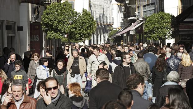 Una de las calles del centro de Sevilla, en horario comercial