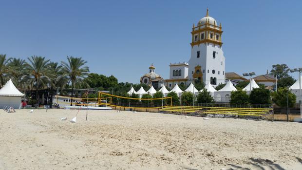 Zona de arena para actividades deportivas relacionadas con la playa en el Muelle de las Delicias