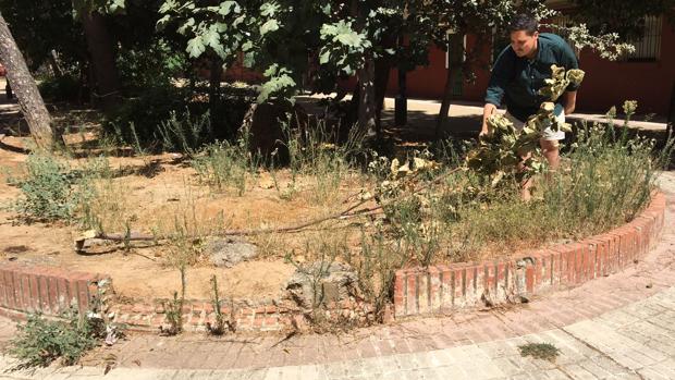 El concejal popular José Luis García, en una de las calles del barrio de la Pirotecnia
