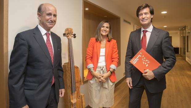 Rafael Caamaño, Miriam Pinto y Miguel Rus, ayer en la sede de la Fundación Cajasol