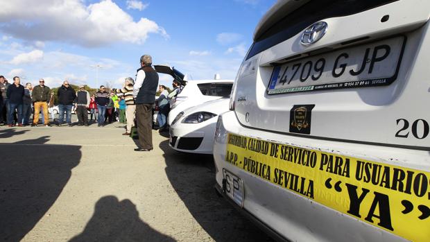 Concentración de taxistas para debatir sobre la irrupción de plataformas web
