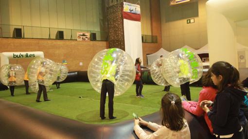 Niños divirtiéndose en Expo Joven