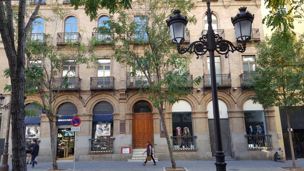 Edificio de la calle Laraña que ha solicitado en la Junta de Andalucía su reconversión en apartamentos turísticos