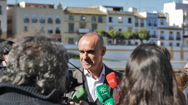 El concejal de Turismo atiende a los medios