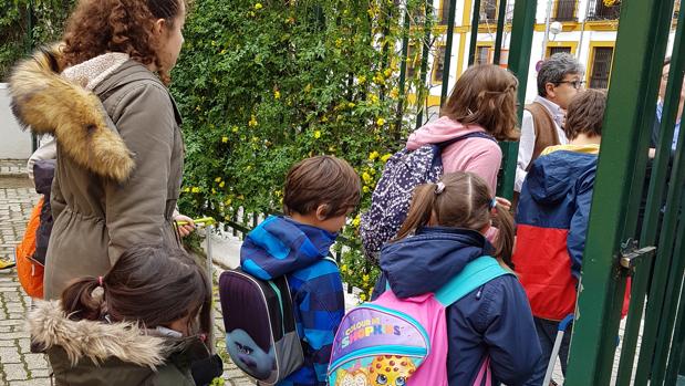 Los niños saiendo del colegio