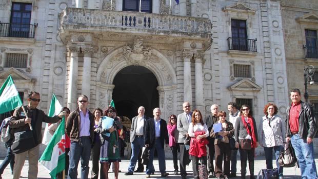 Imagen de archivo de los profesores frente al rectorado