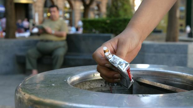 Los especialistas aconsejan dejar el tabaco, por completo, y fijar una fecha de abandono