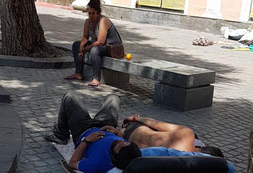 Algunas de las personas que frecuentan la Plaza del Pumarejo