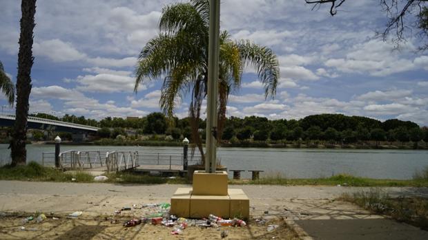 Acumulación de basura en el Jardín Americano