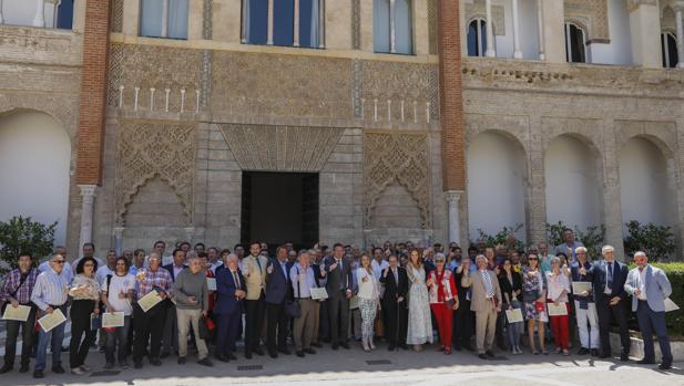 Foto de familia de grandes donantes de sangre en el Real Alcázar