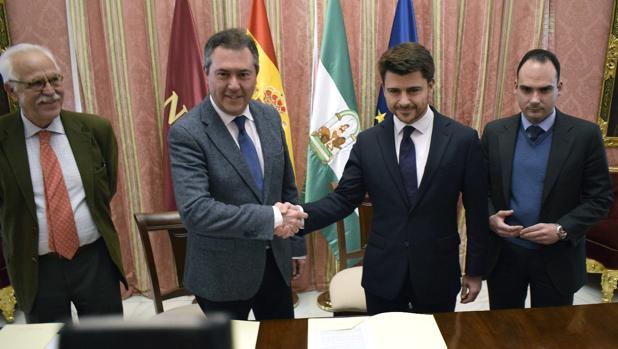 Juan Espadas y Beltrán Pérez, sellando el pacto para los presupuestos