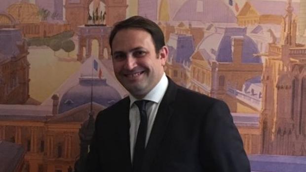 Los alumnos señalan a Eduardo Bertoló, director de EGEU en Chile, posando en esta imagen
