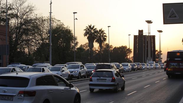 Atasco en el puente de las Delicias de Sevilla
