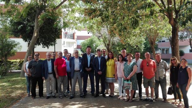 El delegado de Parques y Jardines, David Guevara, con vecinos de la Oliva
