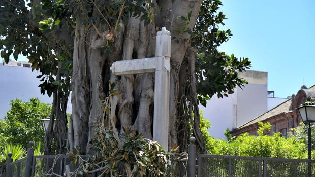 Dañada de gravedad la histórica Cruz de San Jacinto de Triana