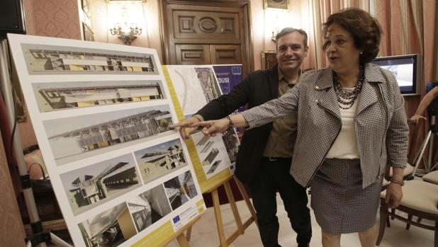 La concejal Carmen Castreño, junto al gerente de Emvisesa, Felipe Castro