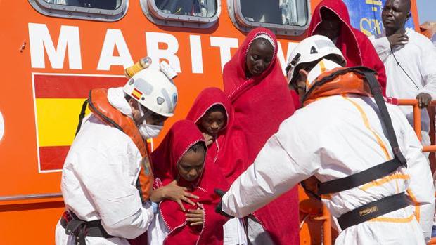 Llegada de un grupo de inmigrantes rescatados por Salvamento Marítimo