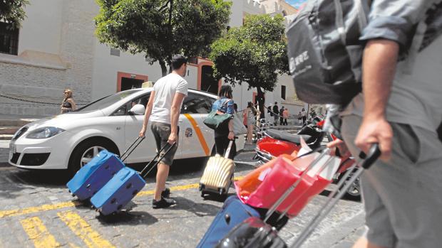 Un grupo de turistas por la calle Alemanes