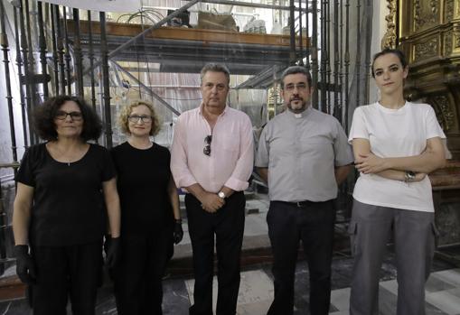 El equipo de restauración de las pinturas murales junto al hermano mayor del Calvario y el párroco de la Magdalena