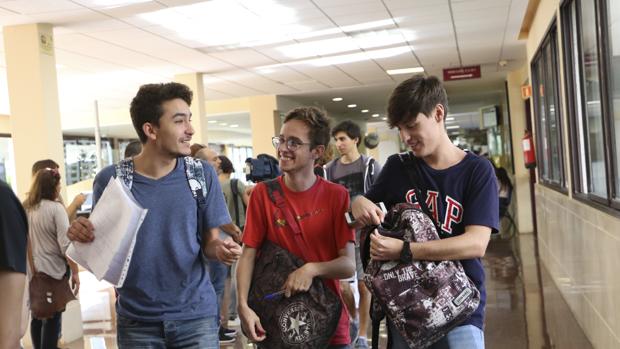 Jövenes al salir de los exámenes de Selectividad en Sevilla