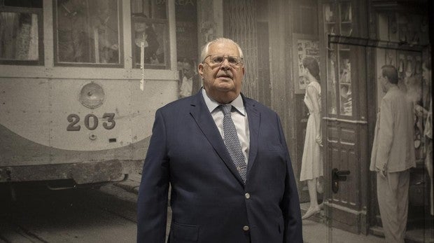 Manuel Barea Velasco delante de una foto de la tienda de la calle Imagen que fue el germen del grupo Barea
