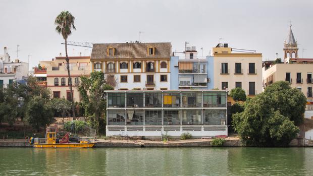Vieja comisaría de la calle Betis vista desde la otra orilla