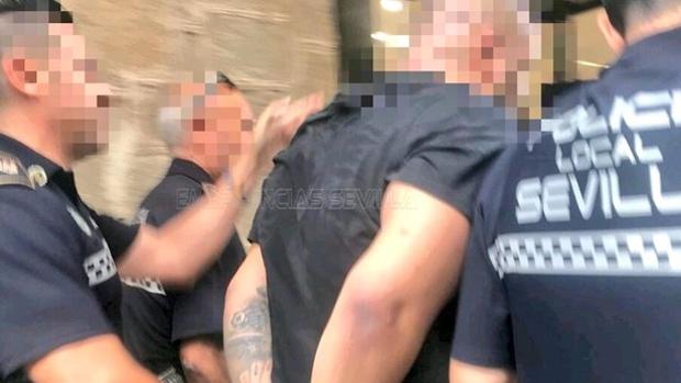 Uno de los tres detenidos en el operativo policial desplegado en Los Remedios este martes