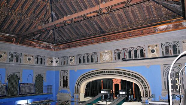El Cine Lloréns, del arquitecto José Espiau y Muñoz, fue construido en 1913 y hoy acoge un salón recreativo