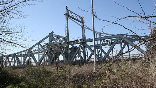 Puente de Alfonso XIII, almacenado en el puerto